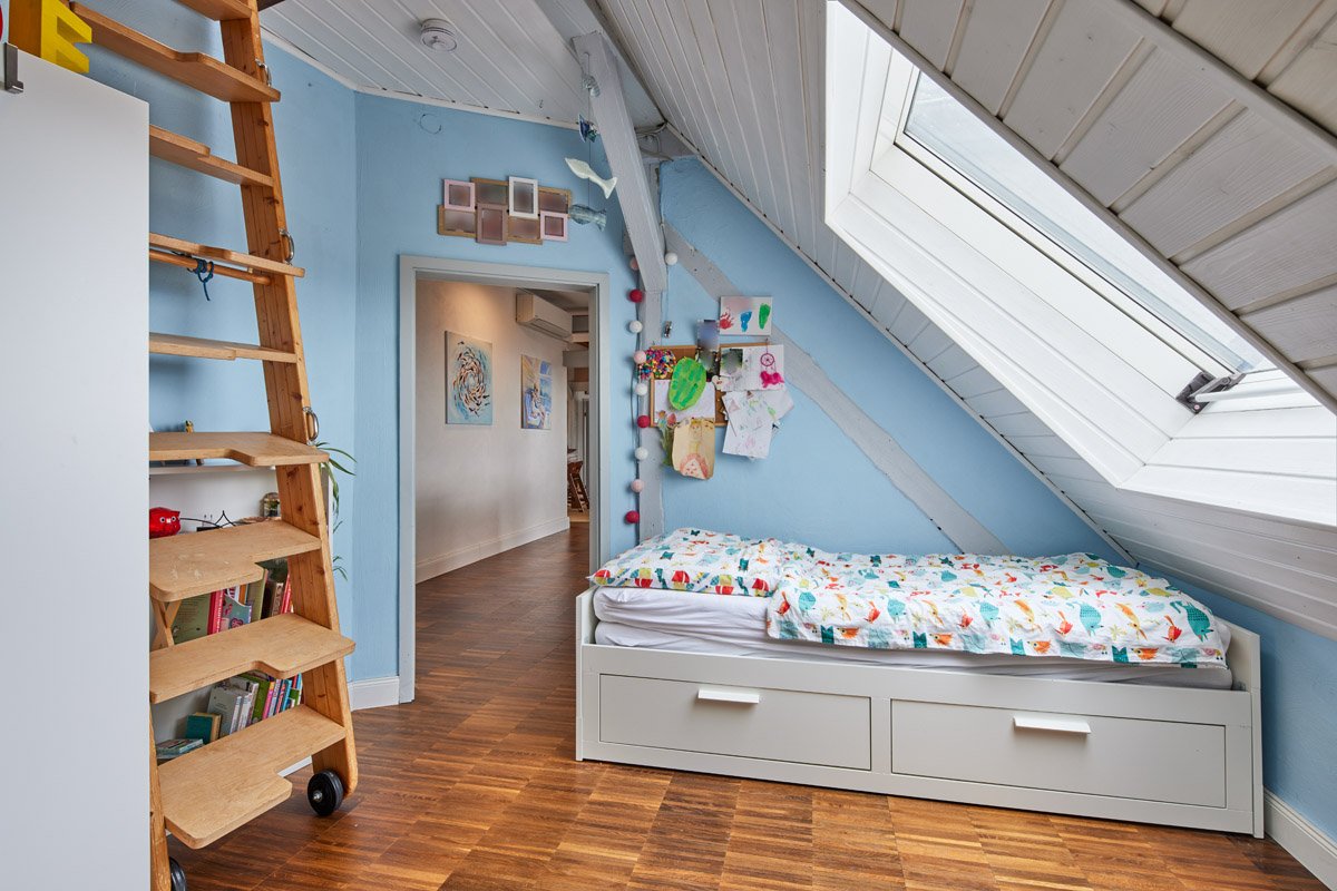 Kinderzimmer 2 mit Zugang zum Spitzboden
